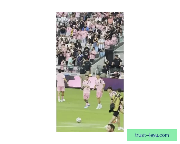梅西加盟迈阿密国际后首度亮相训练场 球迷热烈欢迎新星到来