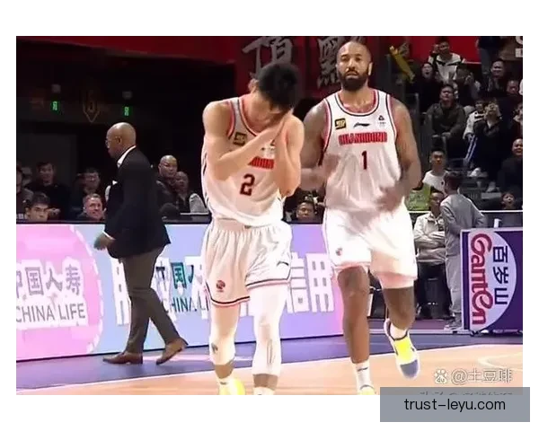 CBA季后赛激战正酣辽宁队与广东队鏖战三节后比分紧咬