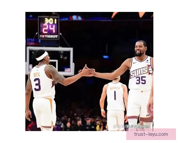 NBA季后赛激烈角逐迎来关键战役 詹姆斯与杜兰特再度对决引发热议